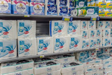 İtalya - 9 Kasım 2023: Çeşitli marka ve marka Selex paketlerindeki tuvalet kağıdı, İtalyan büyük ölçekli perakende satış grubu 
