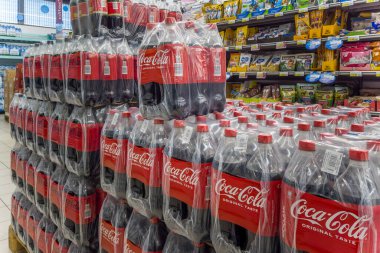 İtalya - 09 Kasım 2023: İtalyan süpermarketiyle satılığa çıkarılmış 1.35 litrelik plastik şişelerde Coca Cola