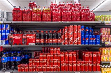 İtalya - 09 Kasım 2023: Plastik şişe, kutu ve cam şişelerde Coca Cola paketli Pepsi Cola şişeleri ve konserveler İtalyan süpermarkında satışa sunuldu