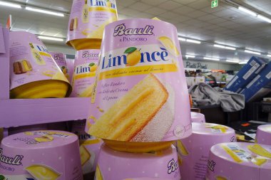 İtalya - 09 Kasım 2023: Bauli Limonce pandoro, limon kremalı Noel pastası, İtalyan süpermarketinde satışa sunuldu