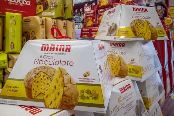 İtalya - 11 Kasım 2023: Maina marka panettone kekleri süpermarkette satışa sunuldu. Maina tipik Noel pastası üreten önemli bir İtalyan fabrikası.