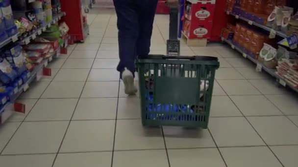 意大利 2023年11月11日 购物篮被拖在意大利超级市场的走廊之间 — 图库视频影像
