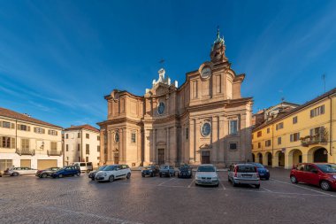 Carignano, Torino, İtalya - 18 Kasım 2023 San John Meydanı 'ndaki Vaftizci San John Kilisesi