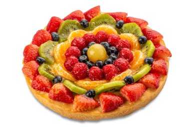 Taze meyveli tart: çilek, kivi, mandalina, ahududu ve yabanmersini. Kırpma yolu dahil olmak üzere beyazda izole