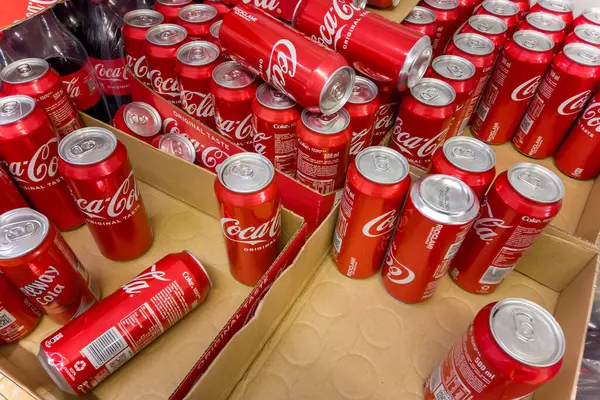 İtalya - 26 Kasım 2023: İtalyan indirim mağazasında karton kutularda satılan Coca Cola kutuları