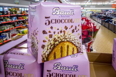 İtalya - 26 Kasım 2023: Bauli Panettone ve mor paketli üç çikolata İtalyan indirim mağazasında satışa sunuldu