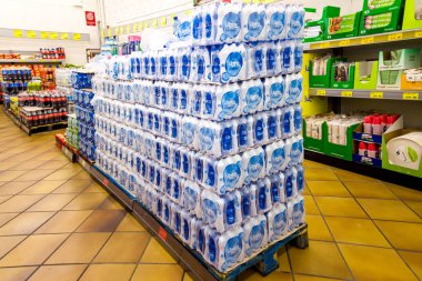 İtalya - 26 Kasım 2023: İtalyan indirim mağazası koridorunda sergilenen plastik şişelerdeki su