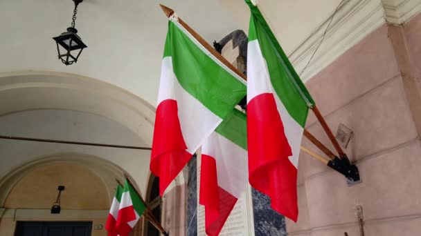 Σημαίες Τρίχρωμες Ιταλικές Στύλο Στον Αρχαίο Τοίχο — Αρχείο Βίντεο