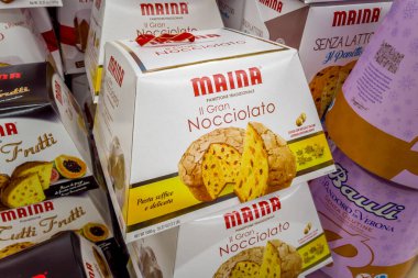 Fossano, İtalya - 4 Aralık 2023: Maina panettone İtalyan süpermarketinde satışa sunuldu, Maina ünlü İtalyan şekerleme endüstrisidir.