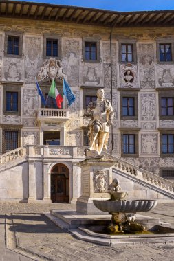 Pisa, İtalya - 24 Kasım 2023: Prestijli Scuola Normale Superiore Üniversitesi 'nin girişindeki Piazza dei Cavalieri' de I. Cosimo Anıtı