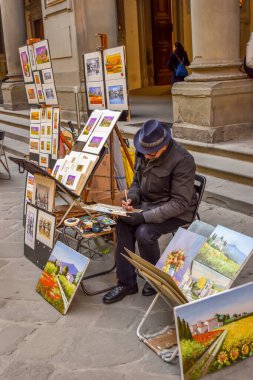 Floransa, İtalya - 25 Kasım 2023: Floransa 'daki Uffizi Galerileri' nin atari salonlarında sokak ressamı resim ve sergi