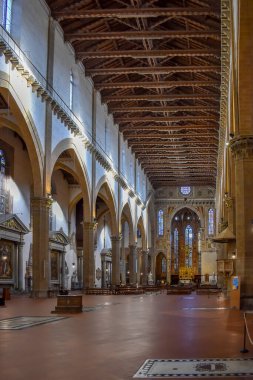 Floransa, İtalya - 25 Kasım 2023: Santa Croce Bazilikasının iç görünümü 