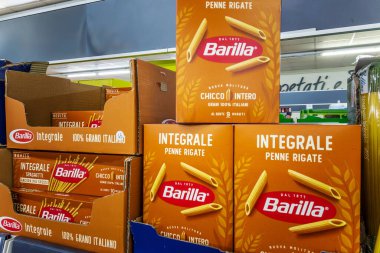 İtalya - 29 Kasım 2023: Buğday unlu makarna. İtalyan süpermarketinde raflarda satılan makarna ve makarna paketleri.