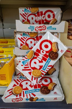 İtalya - 12 luglio 2023: Kremalı sütle doldurulmuş Ringo çikolatalı sandviç kurabiyeleri, bunlar Pavesi tarafından üretilen bisküviler