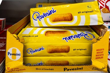 İtalya - 12 Temmuz 2023: Pavesini şekerli bisküvileri, İtalyan süpermarketinde satılık raflarda sergilenen kurabiyeler, Pavesi tarafından üretilen kurabiyelerdir.