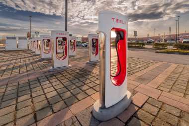 Mondovi, İtalya - 11 Aralık 2023: Tesla supercharger, Mondovicino alışveriş merkezindeki elektrikli araba şarj istasyonu
