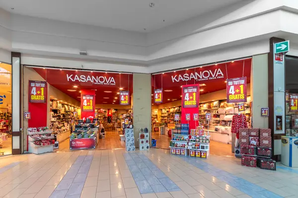 Mondovi, İtalya - 11 Aralık 2023: Kasanova mağazası, ev eşyaları ve ev eşyaları mağazası İtalyan alışveriş merkezinde