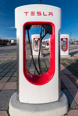 Mondovi, İtalya - 11 Aralık 2023: Tesla supercharger, Mondovicino alışveriş merkezindeki elektrikli araba şarj istasyonu