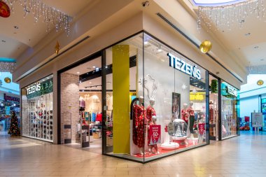 Mondovi, Piedmont, İtalya - 11 Aralık 2023: Mondovicino alışveriş merkezindeki Tezenis İç çamaşırı moda butiği, Calzedonia Group 'un kadın kıyafetleri ve plaj kıyafetleri