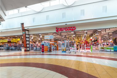 Mondovi, İtalya - 11 Aralık 2023: Ipercoop hipermarket girişi İtalyan alışveriş merkezi Mondovicino