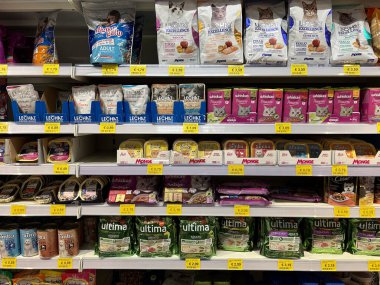 İtalya - 20 Aralık 2023: İtalyan süpermarketlerinde satışa sunulan çeşitli markaların çeşitli paketlerinde kedi maması