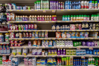İtalya - 11 Aralık 2023: Sprey kutulardaki hava temizleyiciler ve İtalyan süpermarketlerinde satışa sunulan plastik kutular