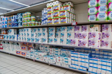 İtalya - 11 Aralık 2023: Çeşitli türde tuvalet kağıdı ve kağıt havlular ve İtalyan süpermarketlerinde satılmak üzere raflarda sergilenen çeşitli marka paketleri
