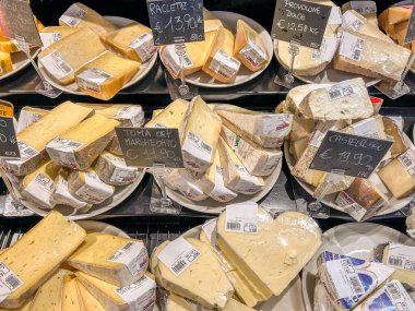 İtalya - 24 Aralık 2023: İtalyan peyniri dilimlenmiş, paketlenmiş ve dondurulmuş olarak sergilenmektedir.