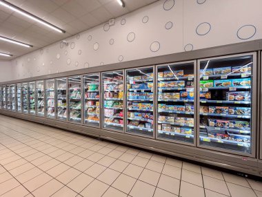 İtalya - 28 Aralık 2023: İtalyan bir süpermarkette uzun soğutmalı vitrin