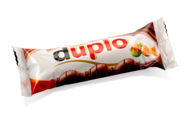 Alba, İtalya - 4 Ocak 2023: Duplo Ferrero aperatifi çikolata kaplı gofretle dolu üç fındık, kırpma yolu dahil olmak üzere beyaz üzerine izole edilmiş paket