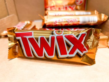 İtalya - 11 Ocak 2024: Bulanık arkaplanda bir paket Twix, Mars Inc..