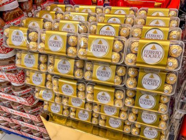 İtalya - 12 Ocak 2024: İtalyan süpermarketinde sergilenmekte olan fındık ve çikolata kremalı Ferrero Rocker çikolataları