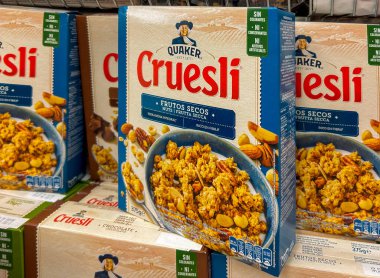 İtalya - 13 Ocak 2024: Quaker Cruesli yulaf ezmesi ve kurutulmuş meyve İtalyan bakkalında satışta raflarda sergileniyor