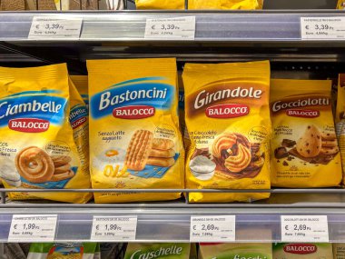 İtalya - 17 Ocak 2024: İtalyan süpermarketinde raflarda satışa sunulan çeşitli paketlerdeki Balocco kurabiyeleri. Balocco önemli bir İtalyan şekerleme fabrikası. 