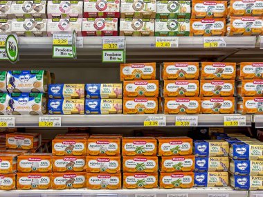İtalya - 17 Ocak 2024: Çeşitli marka, Plasmon ve Mellin paketlerindeki homojen bebek mamaları İtalyan süpermarketlerinde satışa sunuldu.