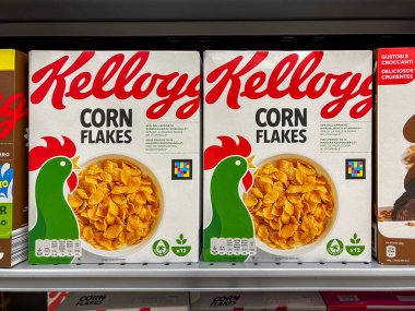 İtalya - 17 Ocak 2024: Kelloggs Mısır gevreği kutuları bir İtalyan süpermarketinde satışa sunuldu