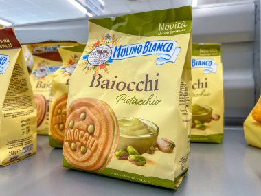 İtalya - 23 Ocak 2024: Mulino Bianco Barilla Fıstıklı Baiocchi kurabiyeleri İtalyan süpermarketlerinde satışa sunuldu