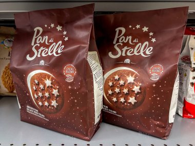 İtalya - 20 Ocak 2024: Barilla Pan di Stelle çikolatalı kurabiyeleri İtalyan süpermarketinde satılık raflarda sergilendi
