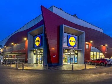 Savigliano, İtalya - 26 Ocak 2024: LIDL supermarket gece görüşü, Lidl Stiftung Co KG Schwarz Gruppe 'un Almanya kökenli süpermarket zinciri.