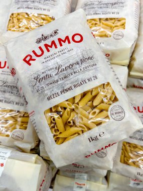 İtalya - 26 Ocak 2024: Pasta yarım penne, Rummo pastai ustalarının geri dönüşümlü kağıt paketinde Yavaş İşleme yöntemiyle yaptıkları bir şey. Rummo, Benevento, İtalya 'da tarihi makarna markası.