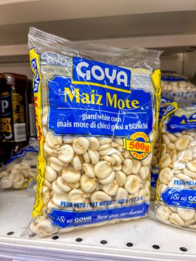 İtalya - 26 Ocak 2024: Goya Maiz Mote, şeffaf poşette dev beyaz mısır İtalyan süpermarketinde satışa sunuldu