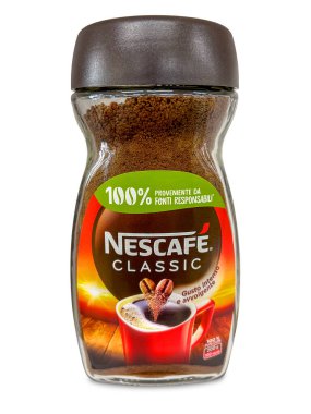İtalya - 31 Ocak 2024: Nescafe hazır kahve, cam kavanozda. İtalyan ambalajı beyaza izole edilmiş ve kırpma yolu da dahil.