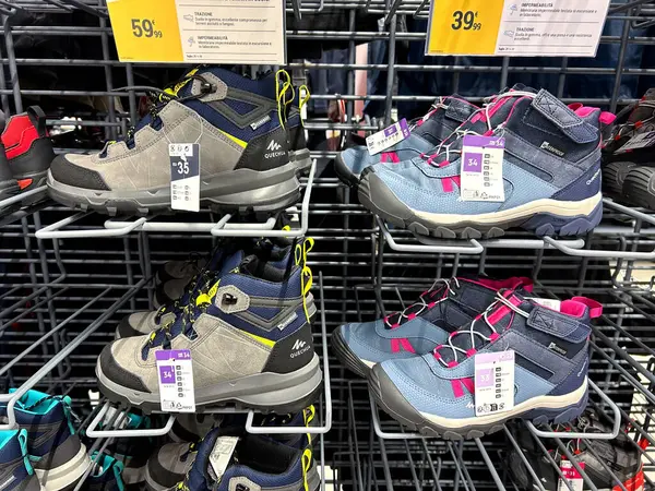Cuneo, İtalya - 2 Şubat 2024: Quechua İtalyan dekatlon mağazasında satışta olan çocuklar için yürüyüş botları markası