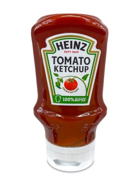 Italia - 31 Ocak 2024: Heinz Domates sosu plastik sıkma şişesinde beyaza izole edilmiş ve kırpma yolu dahil. Klasik Amerikan Ketçapı