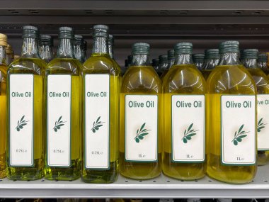 Bir litre zeytinyağı ve rafta 750 ml cam şişeler.