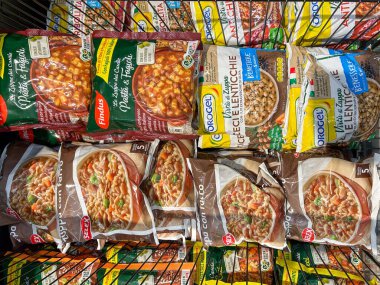İtalya - 10 Şubat 2024: Baklagilli makarna çorbaları Findus 'ta ve Orogel paketlerinde dondurulmaya hazır ve İtalyan süpermarketinde soğutmalı tezgahta satılıyor