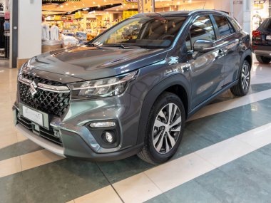İtalya - 13 Şubat 2024: Suzuki S-Cross Hybrid İtalyan alışveriş merkezinde sergilenen yeni araba 