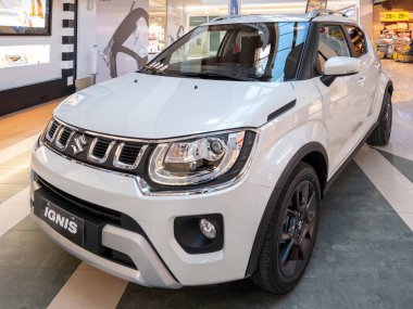 İtalya - 13 Şubat 2024: Suzuki Ignis Hybrid İtalyan alışveriş merkezinde yeni araba sergilendi 