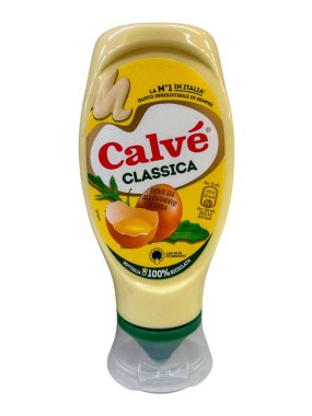 İtalya - 31 Ocak 2024: Calv Classica (klasik) mayonez sosu beyaz üzerine izole edilmiş plastik sıkma şişe ve kırpma yolu dahil. Calv Unilever markasıdır.