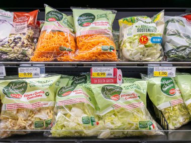 İtalya - 16 Şubat 2024: Salata ve sebzeler dondurulmuş raflarda sergilenerek İtalyan süpermarketinde satılıyor.